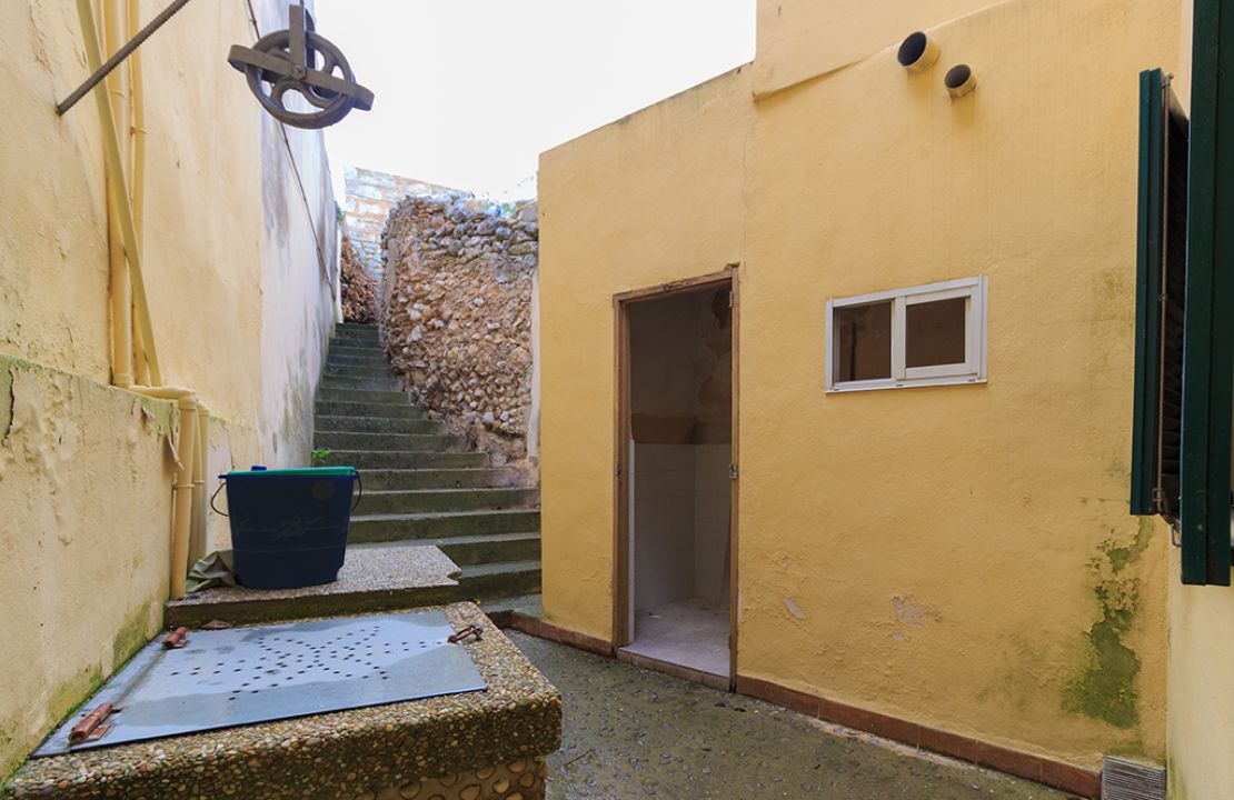 Campanet casa de pueblo con jardín en venta