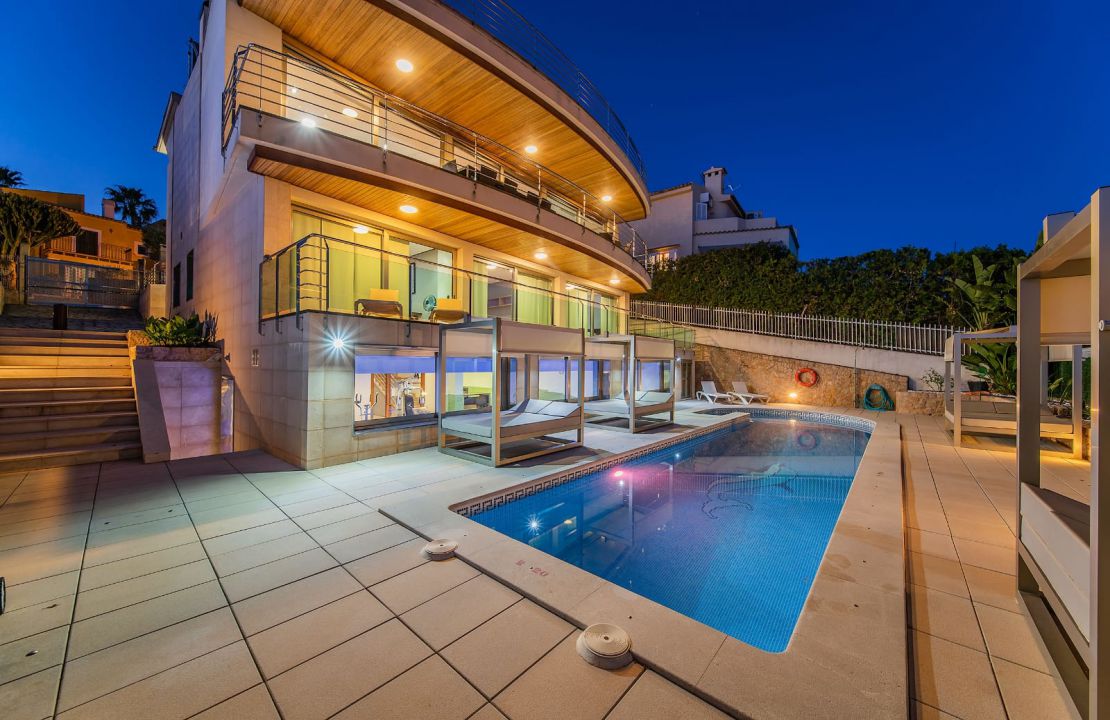 Luxus-Villa mit fantastischem Meerblick und Lizenz zur Ferienvermietung in Alcanada, Alcudia, Mallorca zu verkaufen