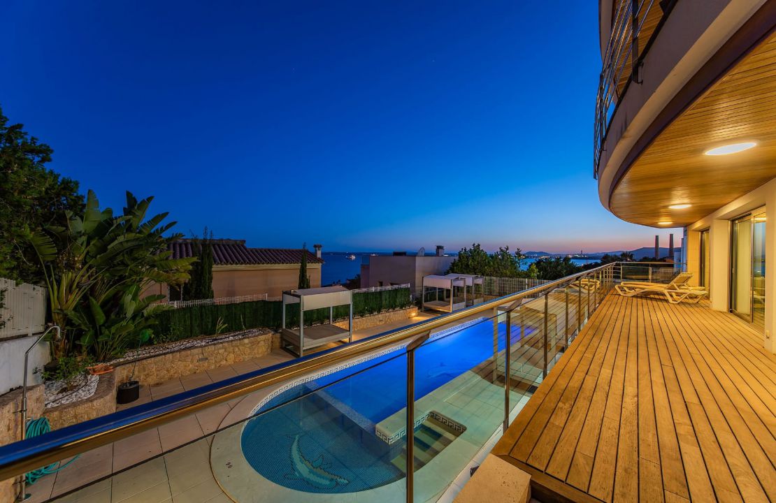Luxus-Villa mit fantastischem Meerblick und Lizenz zur Ferienvermietung in Alcanada, Alcudia, Mallorca zu verkaufen
