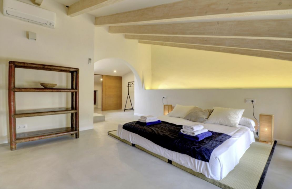 Casa de Pueblo Grande con Licencia de Alquiler y Piscina en Pollença Mallorca