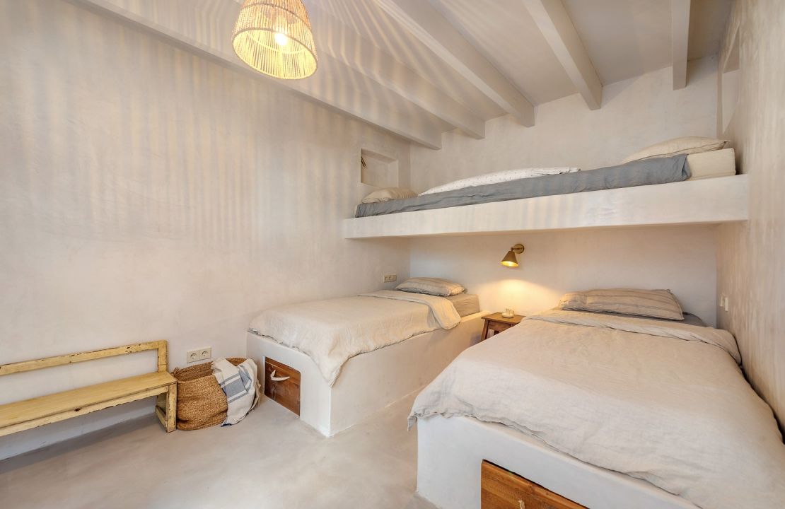 Beautifully restored townhouse with pool in Caimari