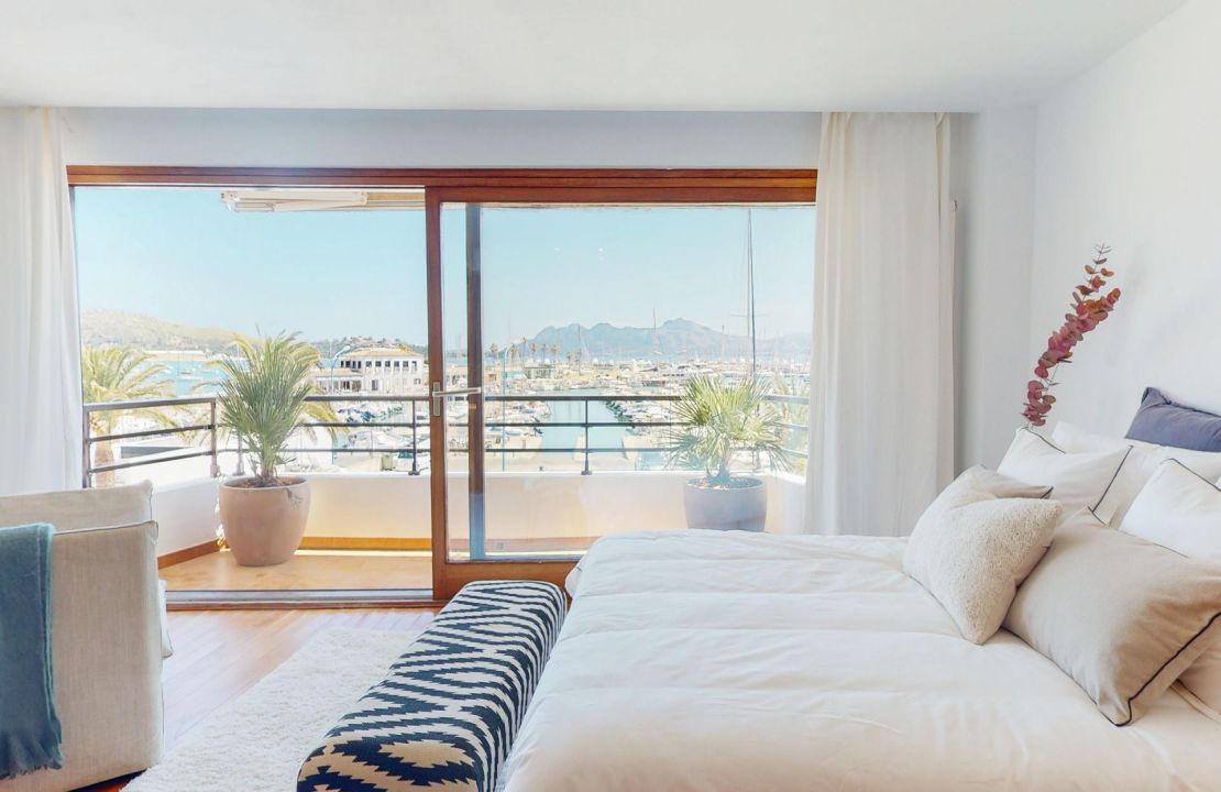 Magnificent duplex apartment in Puerto Pollensa first line to the sea for sale