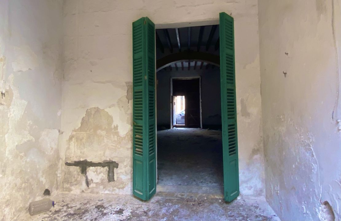 Herrschaftliches Stadthaus im historischen Zentrum von Sa Pobla zu verkaufen mit einem Geschäftshaus und zwei Wohnungen