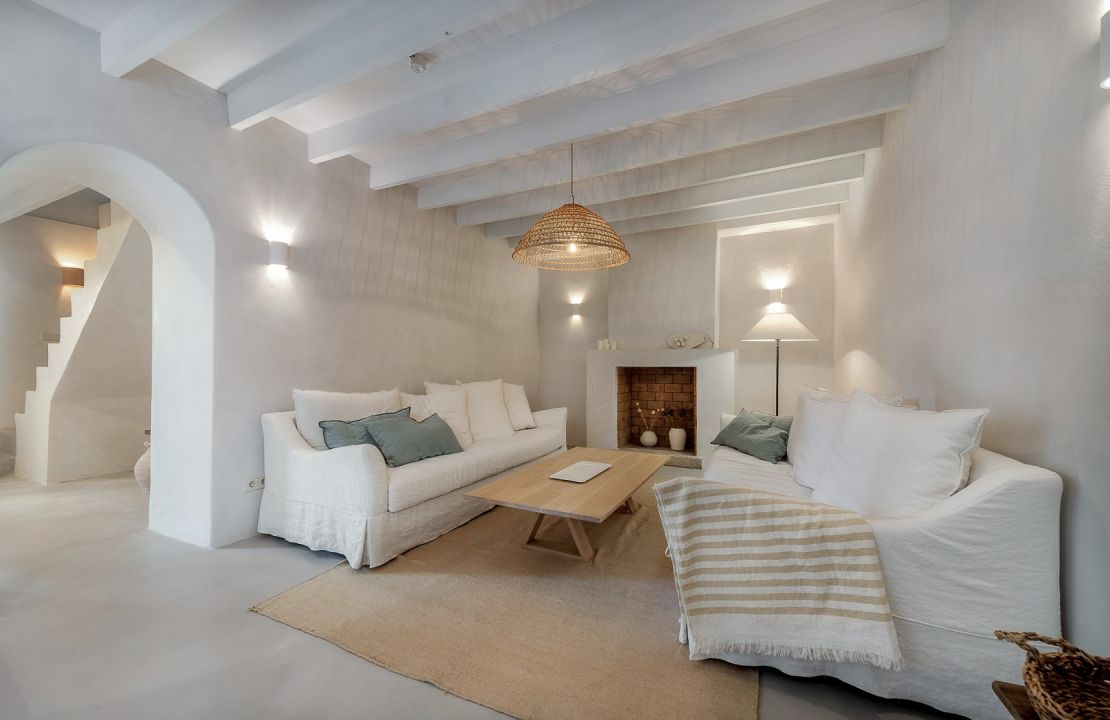 Beautifully restored townhouse with pool in Caimari