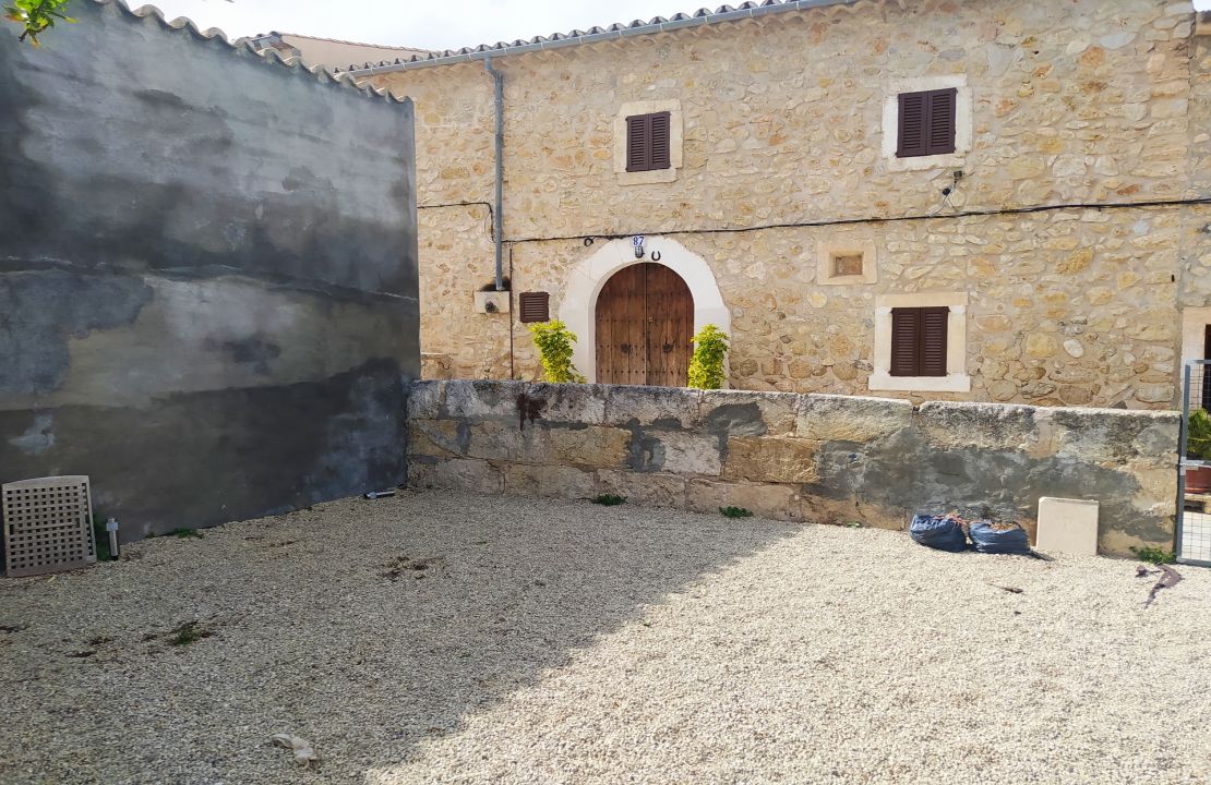 Campanet casa de pueblo con jardín en venta