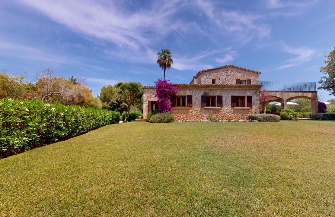 Traditional Elegance in the Countryside Near Pollensa with Holiday Rental License for 12 People for Sale