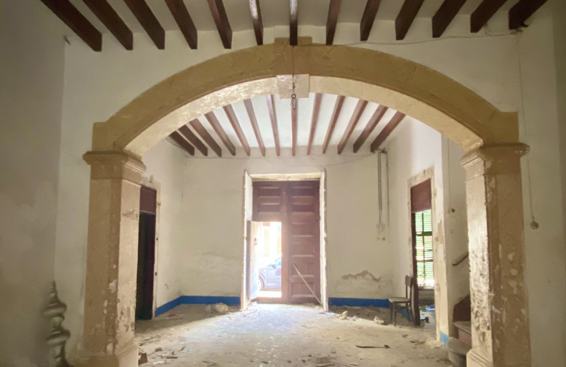 Herrschaftliches Stadthaus im historischen Zentrum von Sa Pobla zu verkaufen mit einem Geschäftshaus und zwei Wohnungen