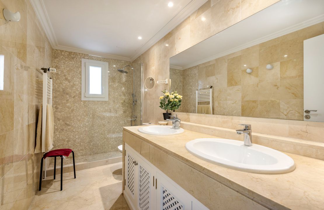 First line Villa for sale with holiday rental license in Playa de Alcudia