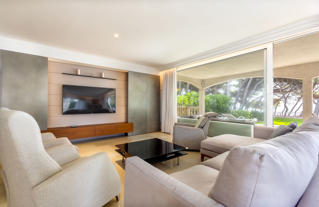 First line Villa for sale with holiday rental license in Playa de Alcudia