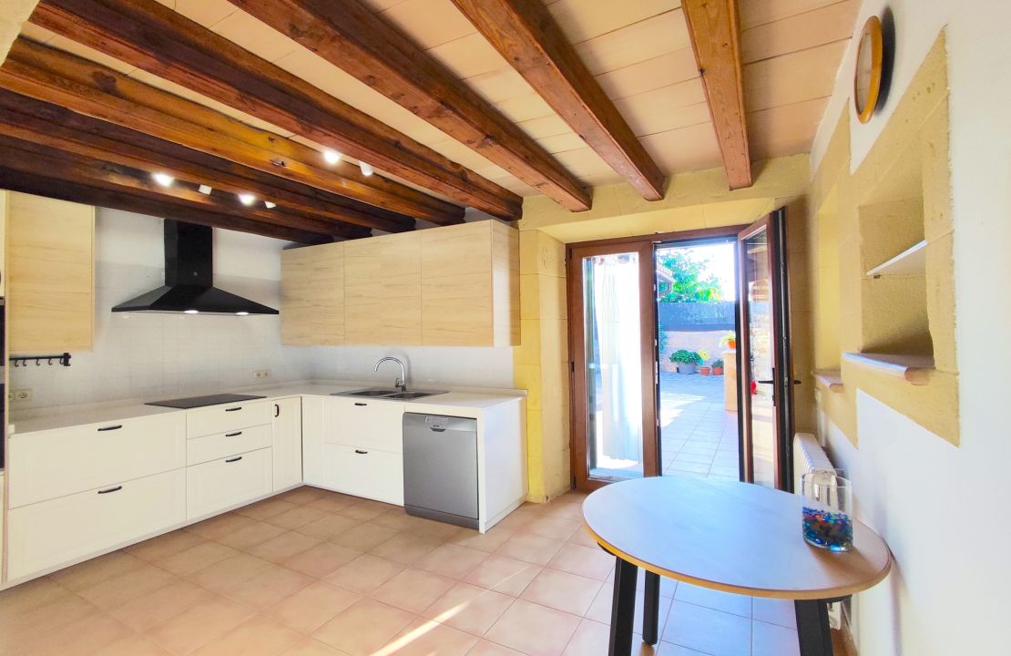 Beautifully refurbished house in Campanet for sale with terrace and parking space