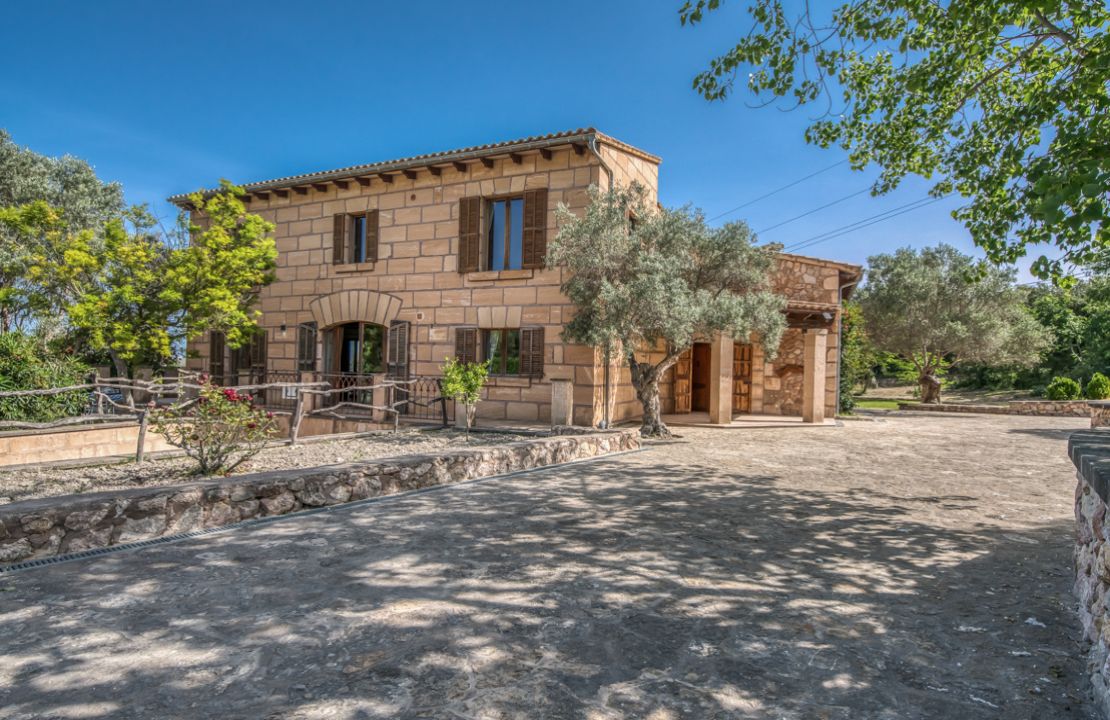 Finca in Mallorca Alcudia mit Lizenz zur Ferienvermietung, Pool und Tennisplatz zu verkaufen