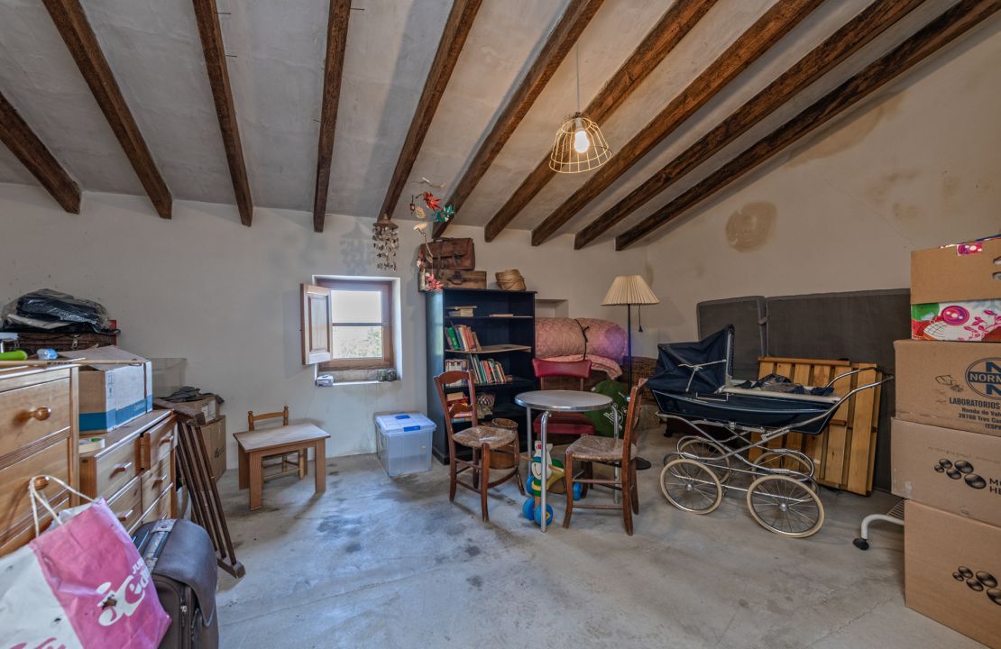 Traditional townhouse in Llubi Mallorca with a great garden and many possibilities