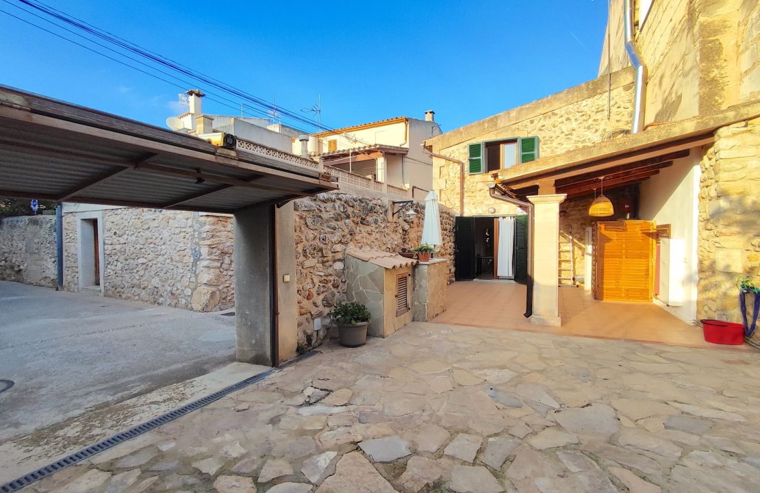 Beautifully refurbished house in Campanet for sale with terrace and parking space