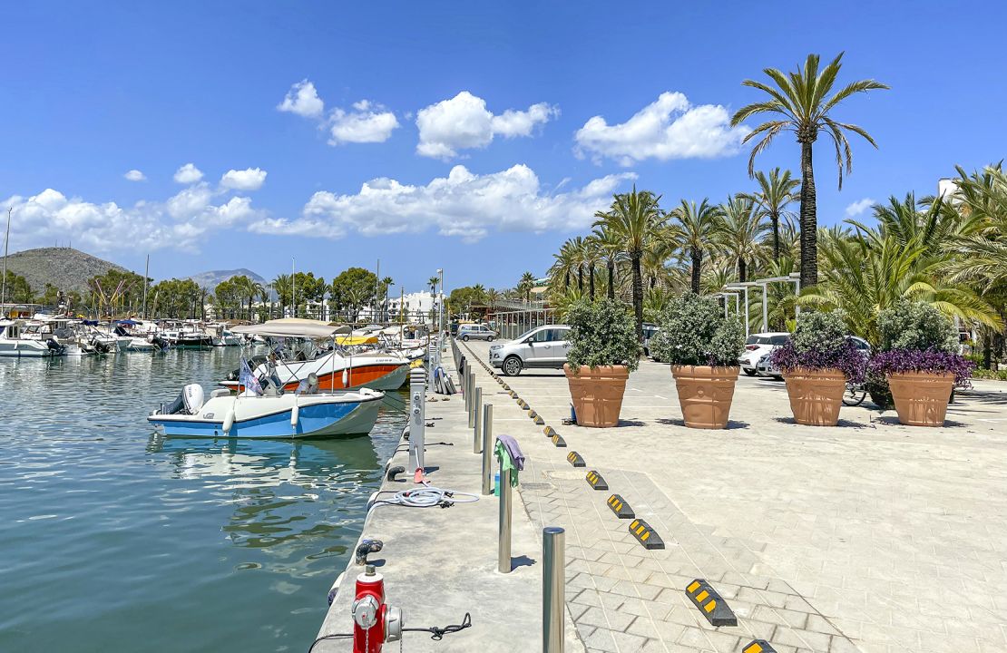 Apartamento en venta en primera linea en el paseo marítimo de Alcudia Mallorca