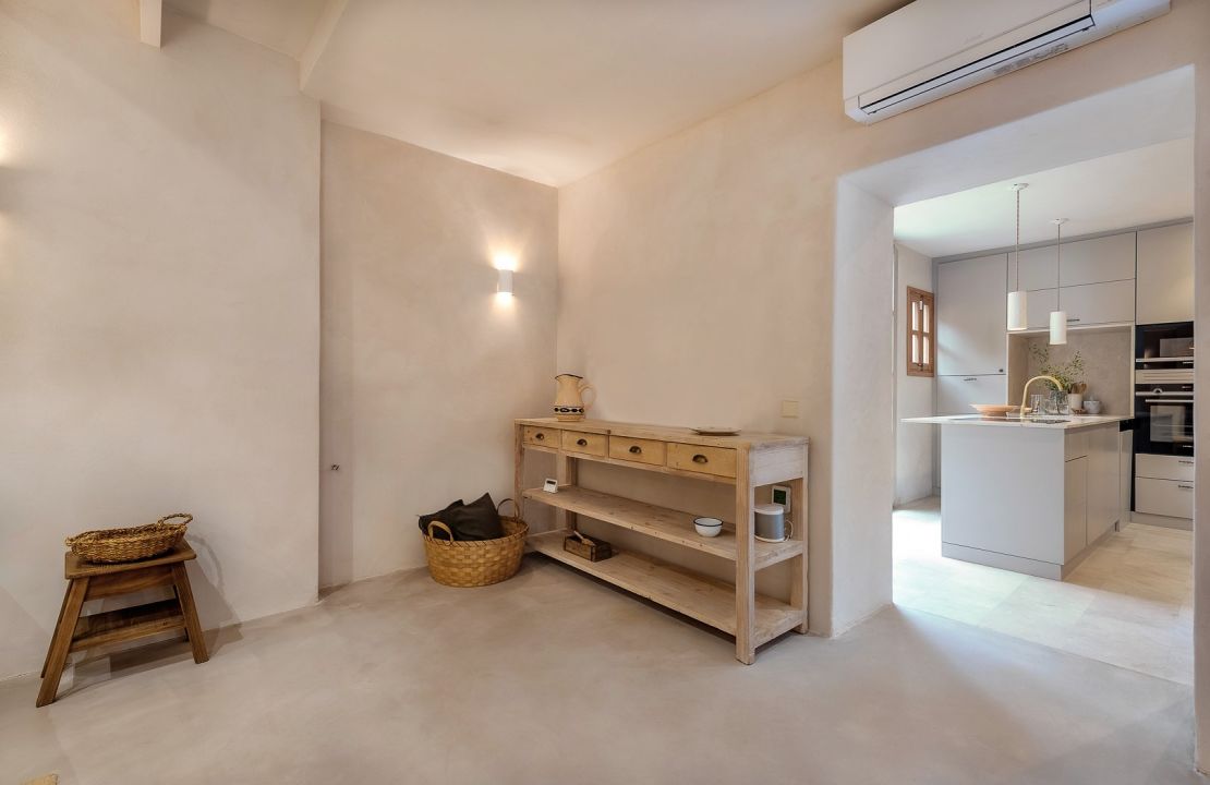 Beautifully restored townhouse with pool in Caimari