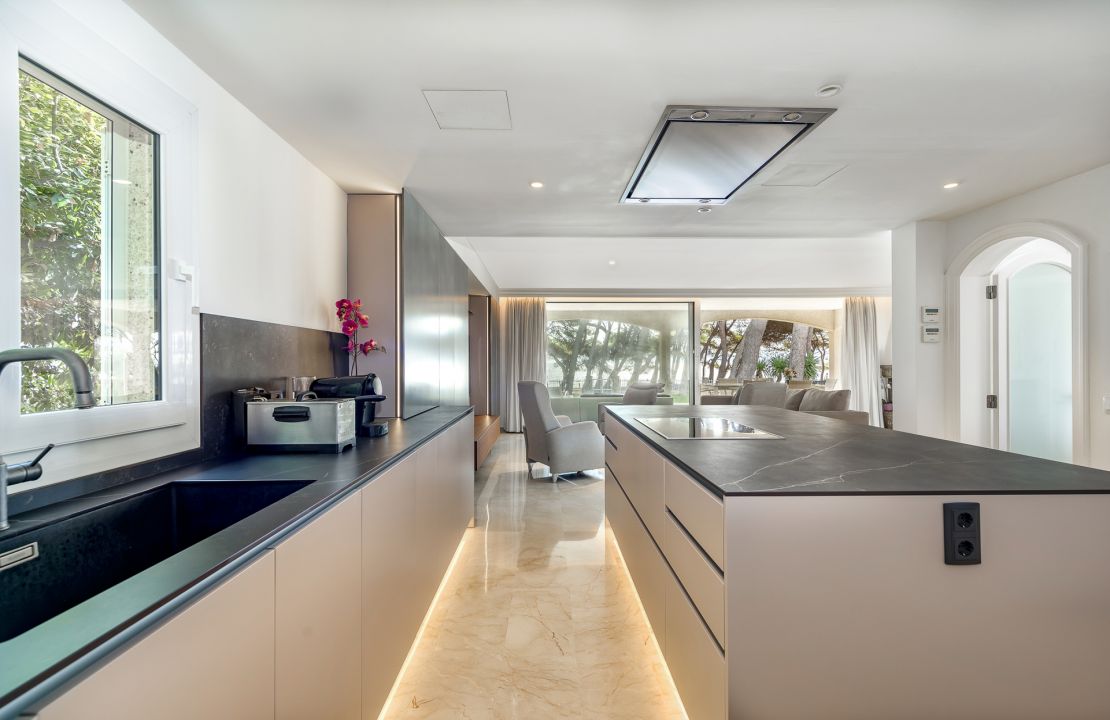 First line Villa for sale with holiday rental license in Playa de Alcudia