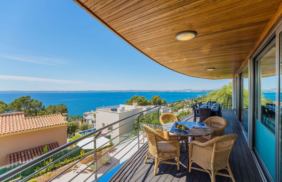 Luxus-Villa mit fantastischem Meerblick und Lizenz zur Ferienvermietung in Alcanada, Alcudia, Mallorca zu verkaufen