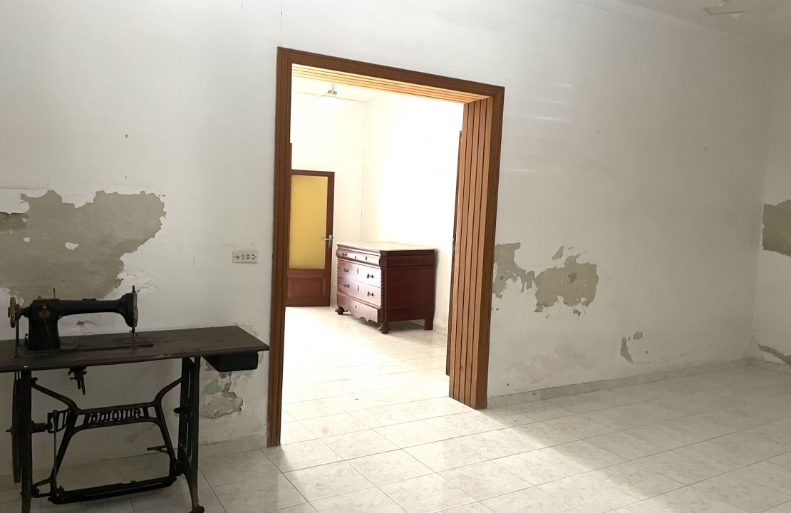 House for sale in Sa Pobla Mallorca with courtyard, terraces and garage