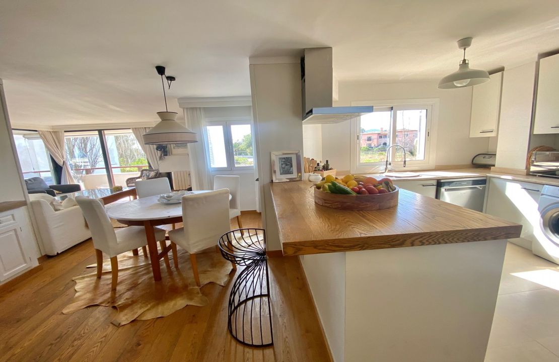 First-line beautiful apartment in Puerto Pollensa Mallorca for sale