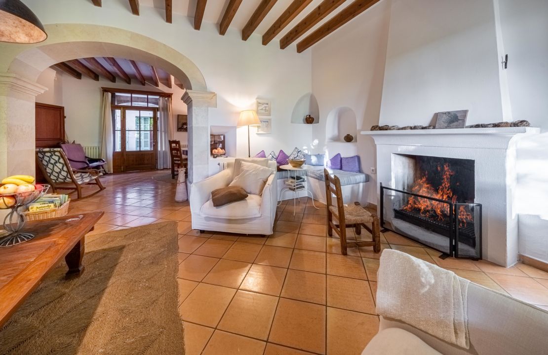 Manor house in Campanet, Mallorca with pool and garden with views
