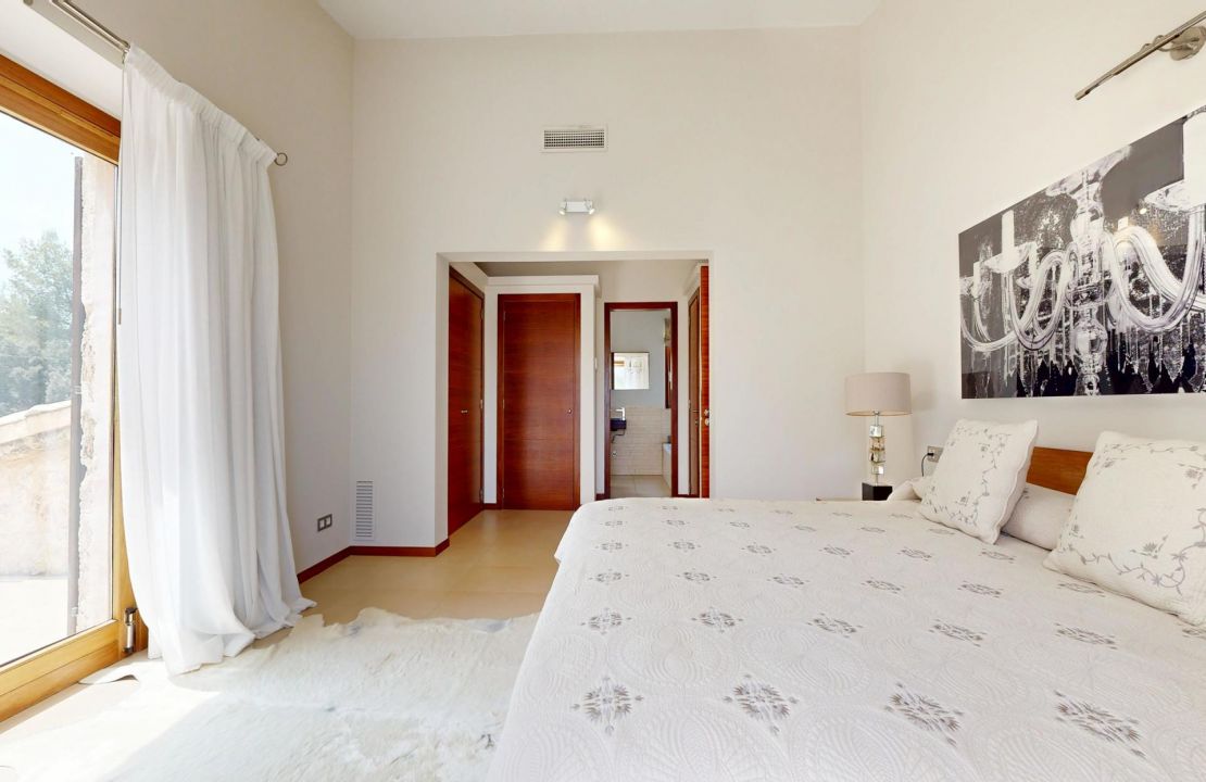 Traditional Elegance in the Countryside Near Pollensa with Holiday Rental License for 12 People for Sale