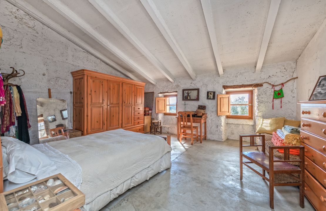 Traditional townhouse in Llubi Mallorca with a great garden and many possibilities