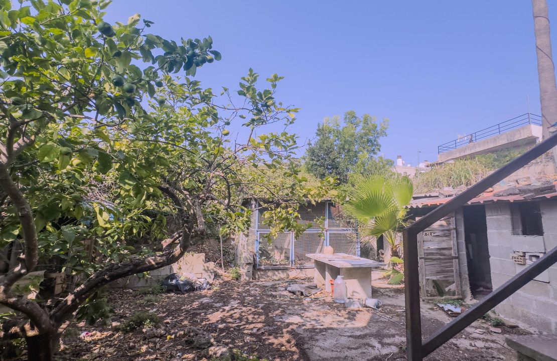 Stadthaus in Llubi zum Renovieren mit Garten und Aussicht zu verkaufen