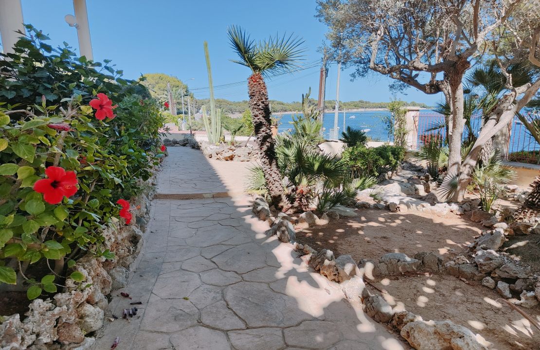 Front-line apartment in Alcanada Alcudia Mallorca for sale