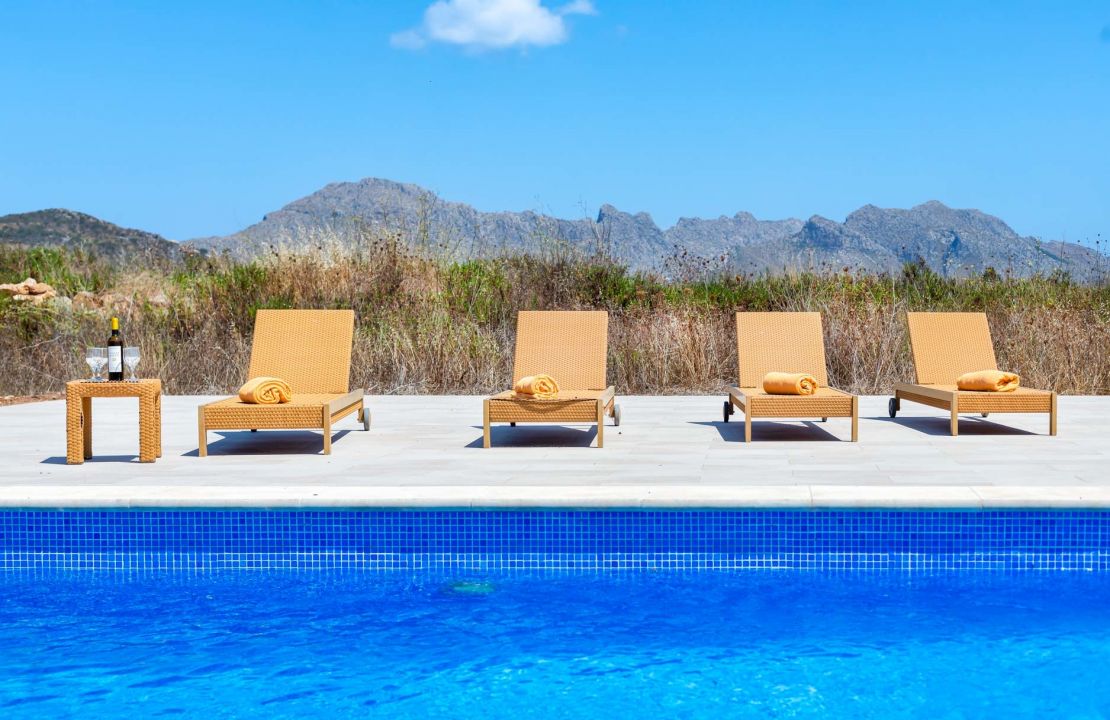 Country house in Pollensa Mallorca with pool and garage for sale