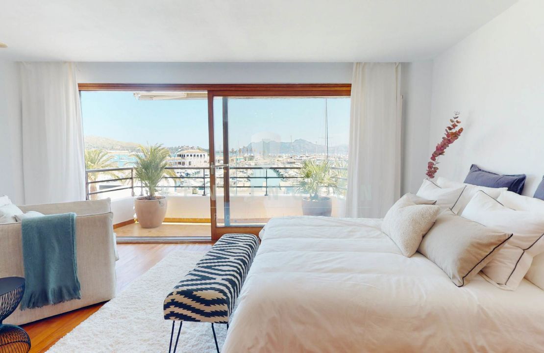 Duplex Wohnung am Hafen von Puerto Pollensa mit Meerblick zu verkaufen