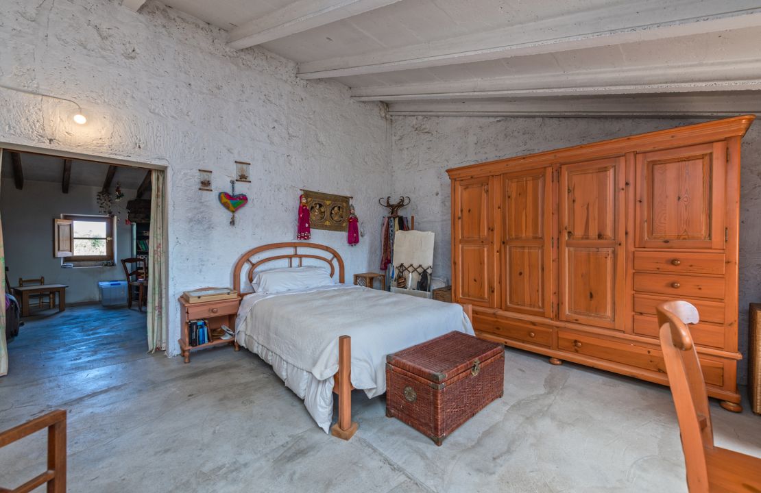 Traditional townhouse in Llubi Mallorca with a great garden and many possibilities