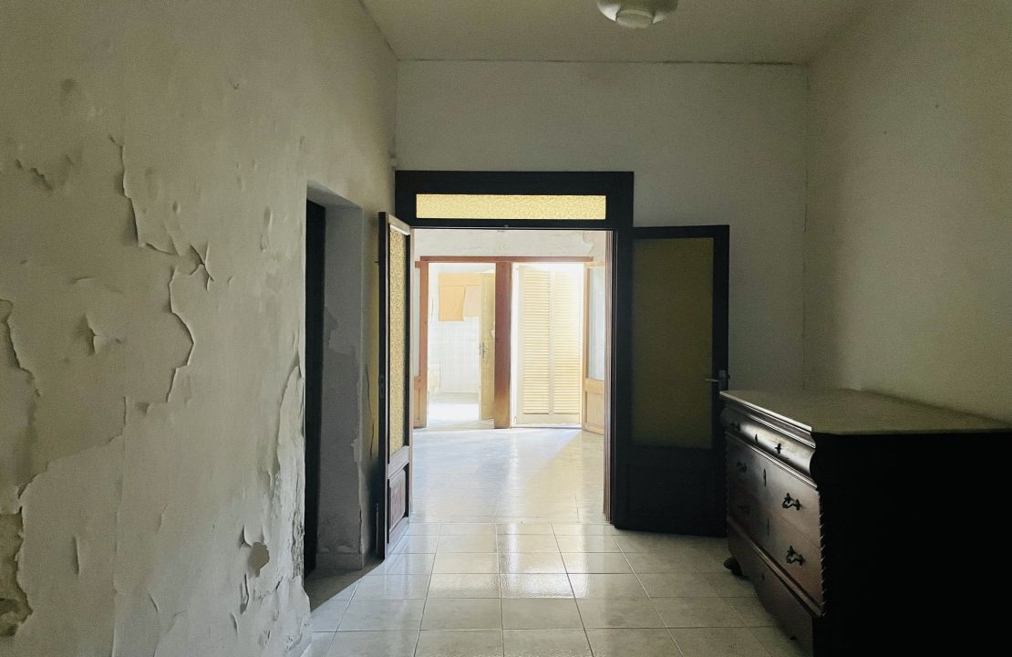 House for sale in Sa Pobla Mallorca with courtyard, terraces and garage