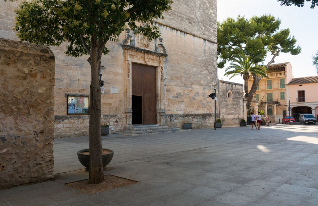 House for sale in Sa Pobla Mallorca with courtyard, terraces and garage