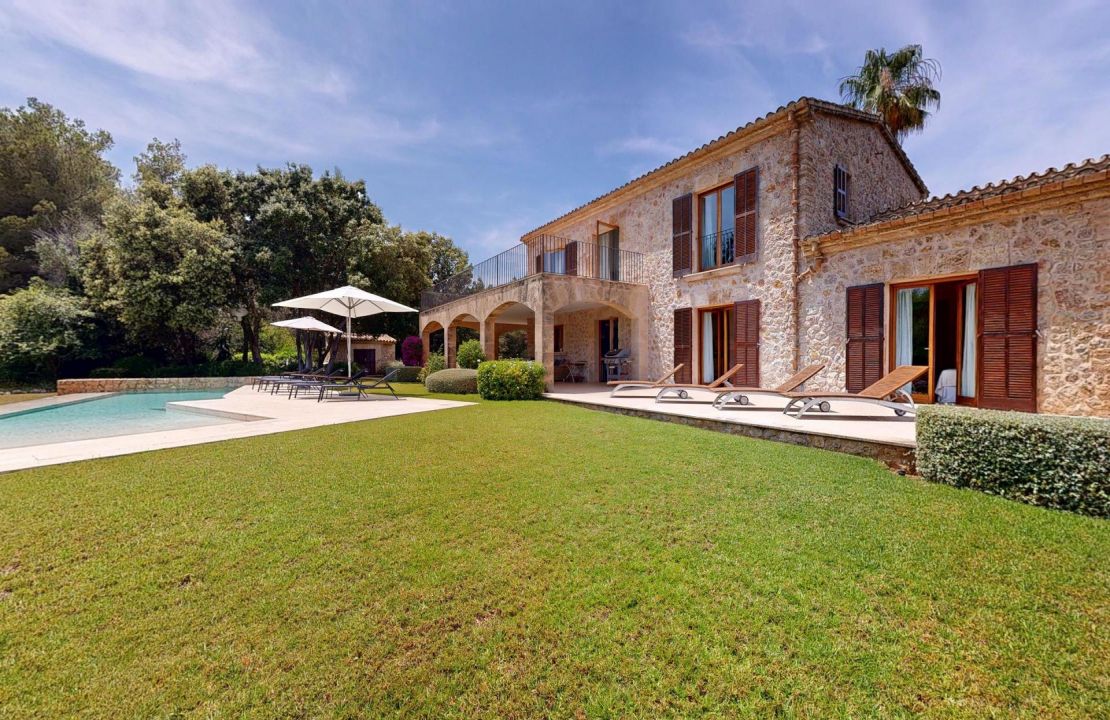 Traditional Elegance in the Countryside Near Pollensa with Holiday Rental License for 12 People for Sale