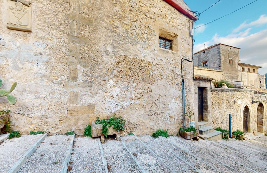 Casa mallorquina para renovar situada en las escaleras del Calvari de Pollensa en venta