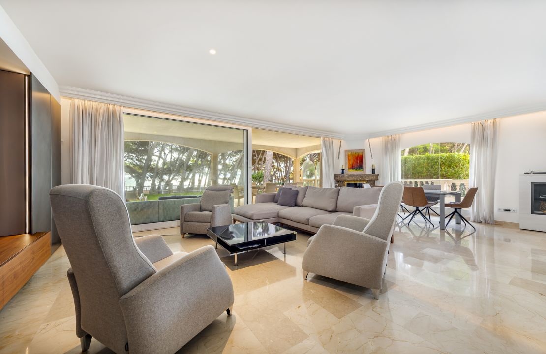 First line Villa for sale with holiday rental license in Playa de Alcudia