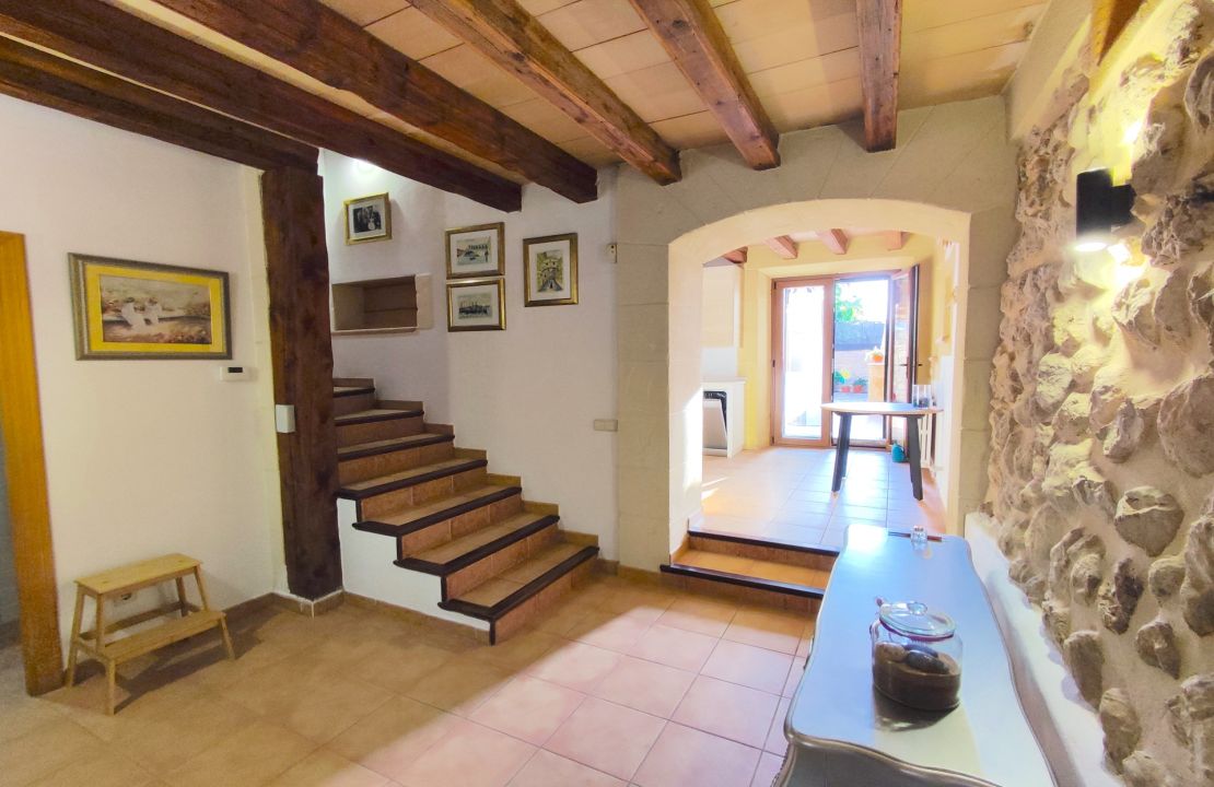 Beautifully refurbished house in Campanet for sale with terrace and parking space
