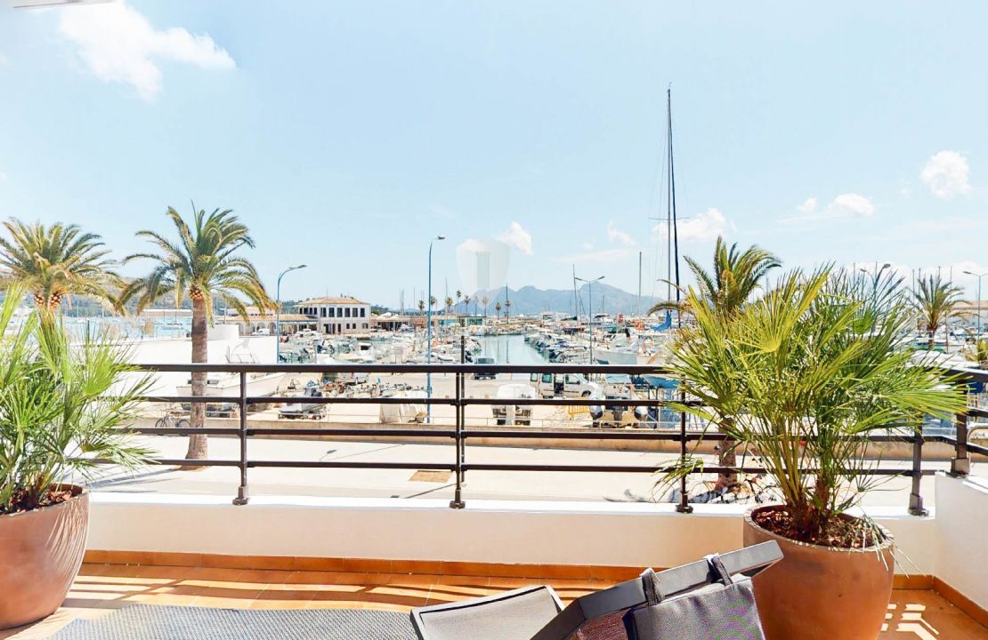 Duplex Wohnung am Hafen von Puerto Pollensa mit Meerblick zu verkaufen