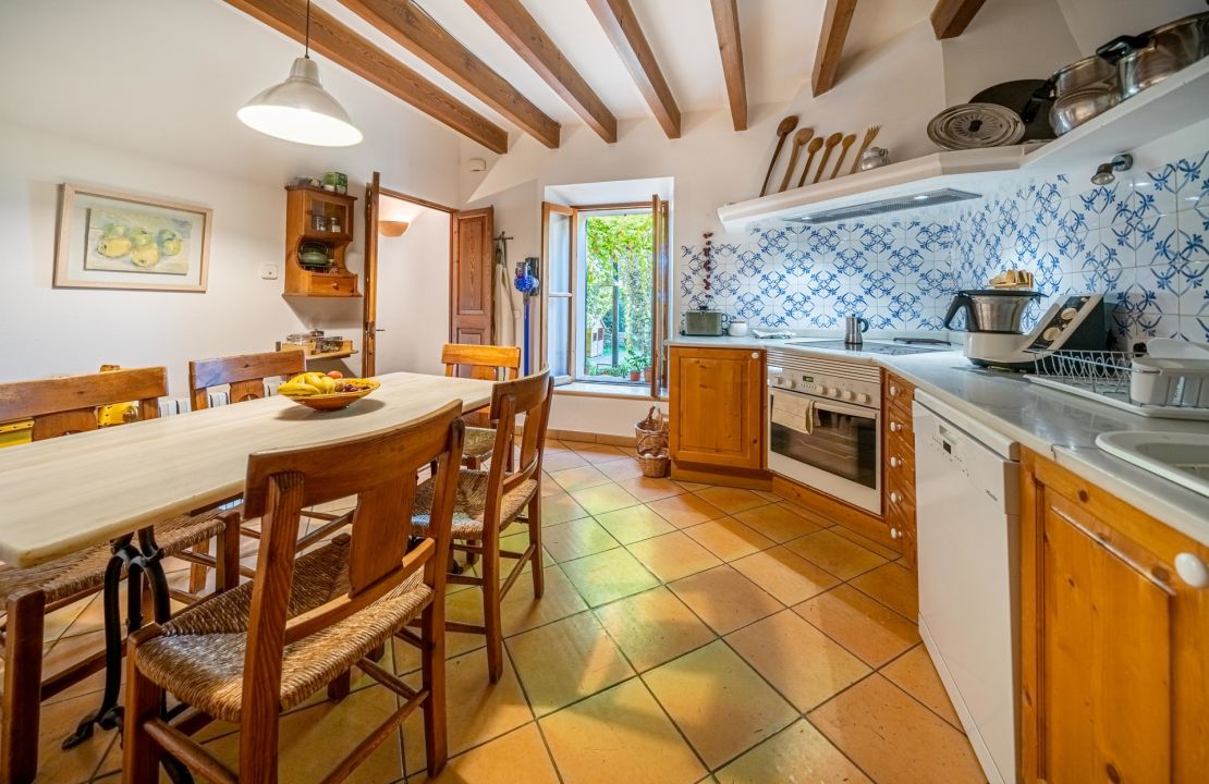 Manor house in Campanet, Mallorca with pool and garden with views