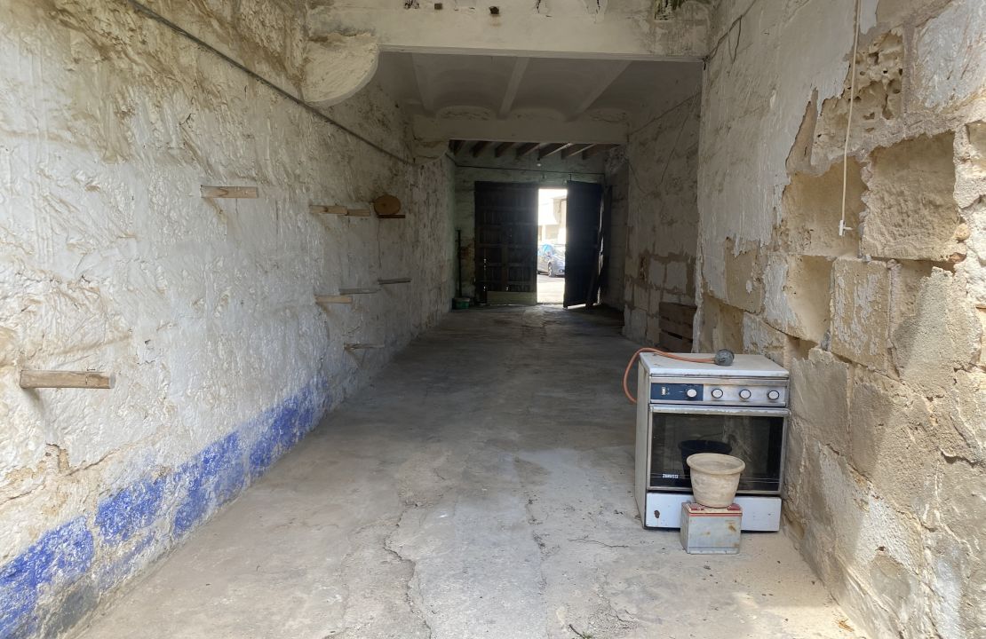 House for sale in Sa Pobla Mallorca with courtyard, terraces and garage