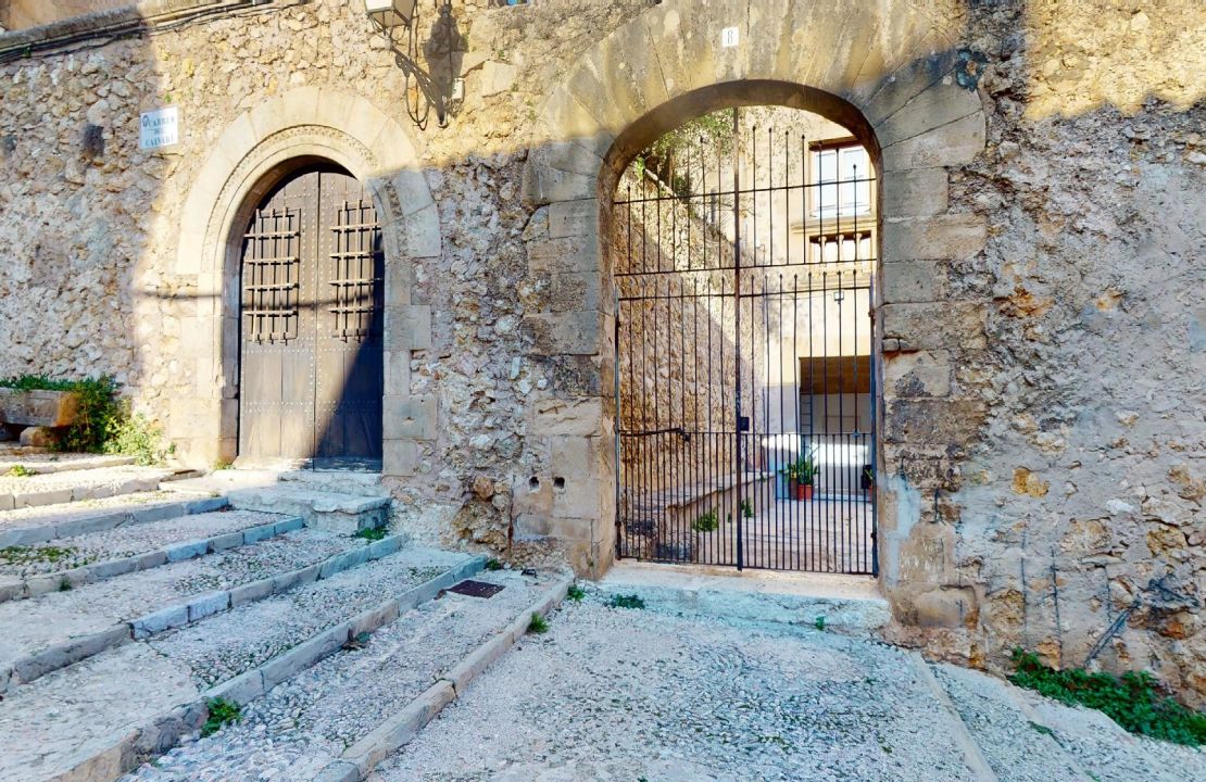 Casa mallorquina para renovar situada en las escaleras del Calvari de Pollensa en venta