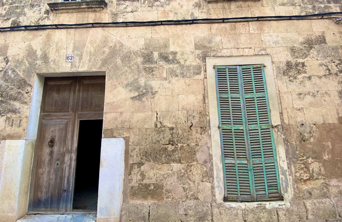 Herrschaftliches Stadthaus im historischen Zentrum von Sa Pobla zu verkaufen mit einem Geschäftshaus und zwei Wohnungen