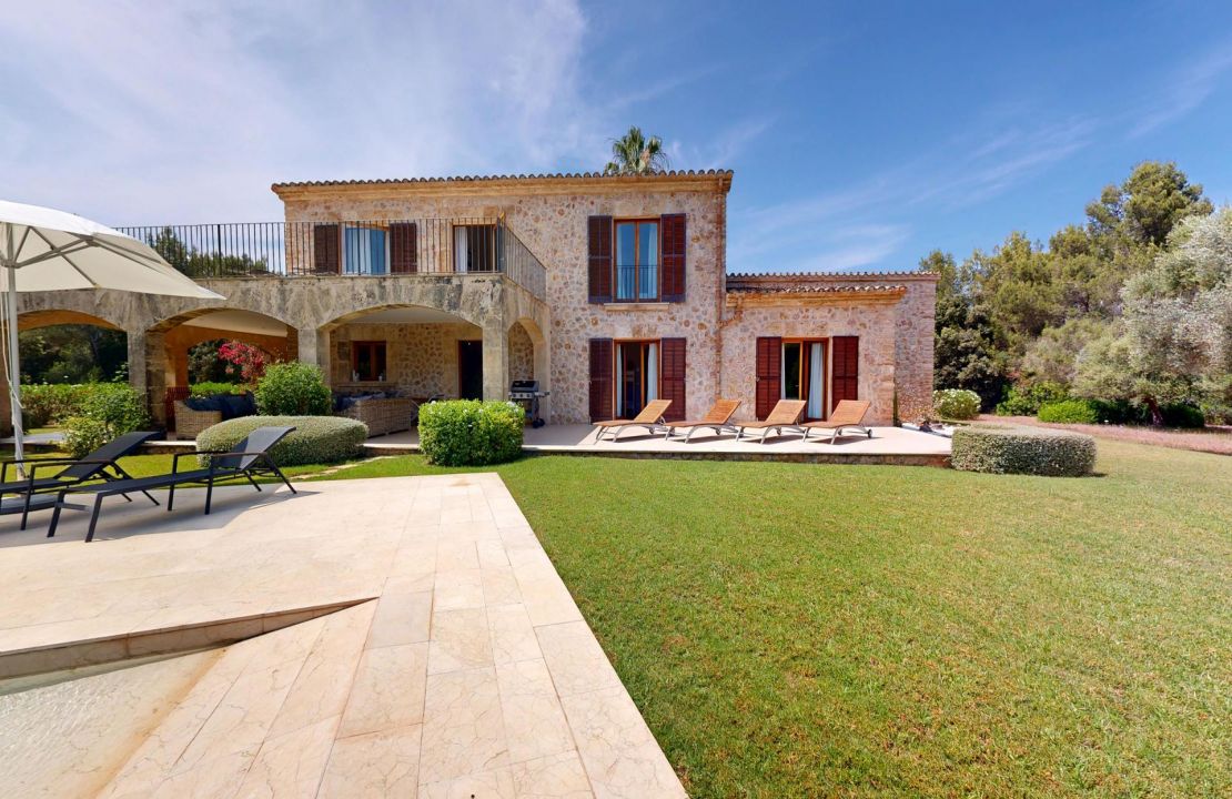 Traditional Elegance in the Countryside Near Pollensa with Holiday Rental License for 12 People for Sale