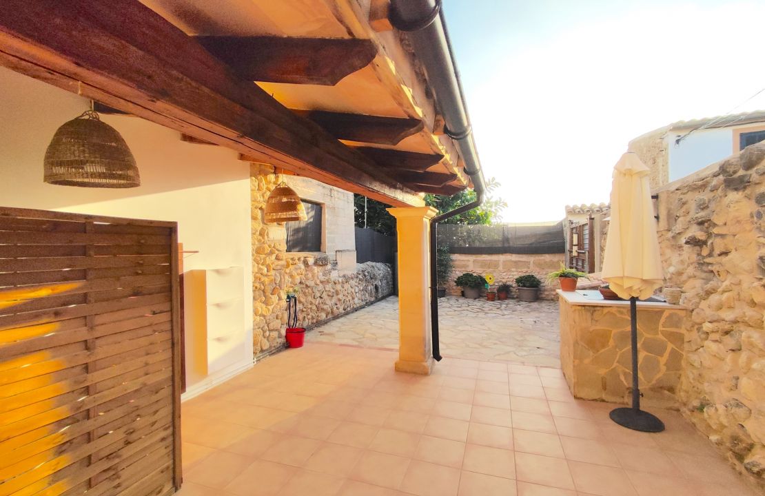 Beautifully refurbished house in Campanet for sale with terrace and parking space