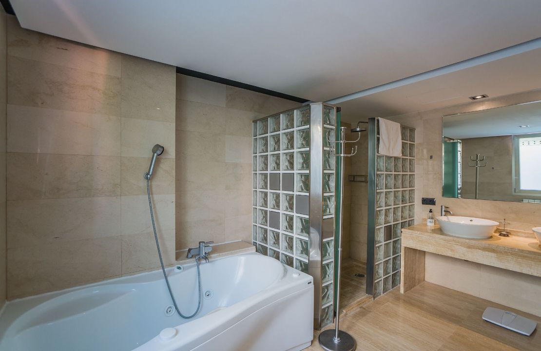 Luxus-Villa mit fantastischem Meerblick und Lizenz zur Ferienvermietung in Alcanada, Alcudia, Mallorca zu verkaufen