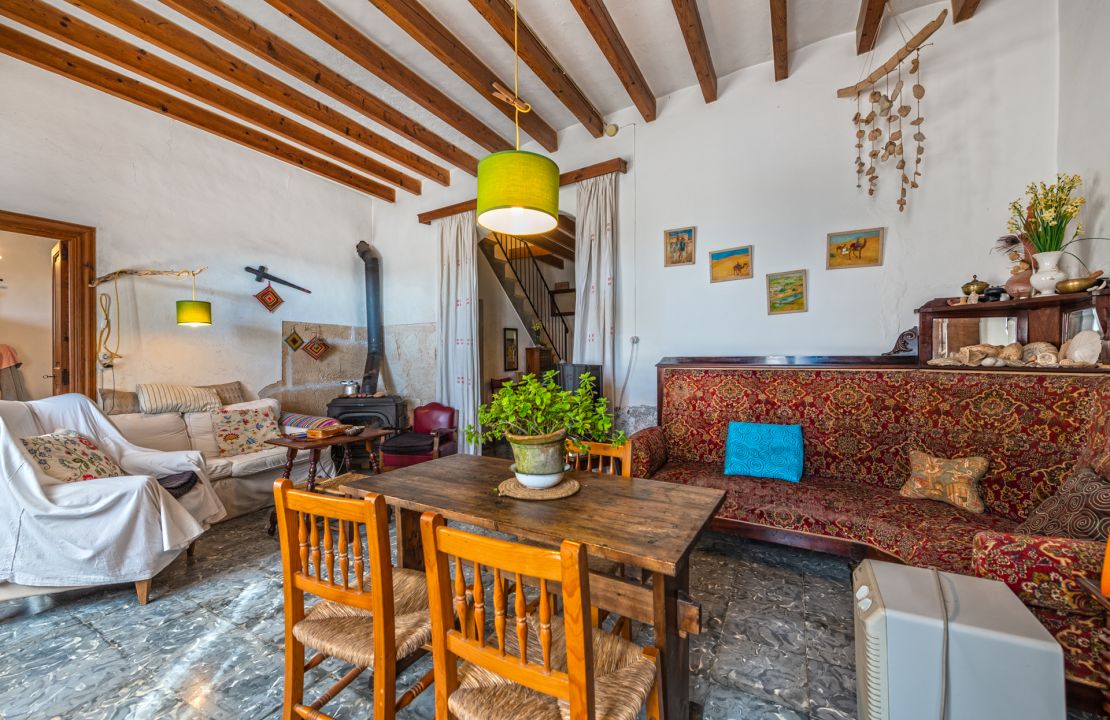 Traditional townhouse in Llubi Mallorca with a great garden and many possibilities