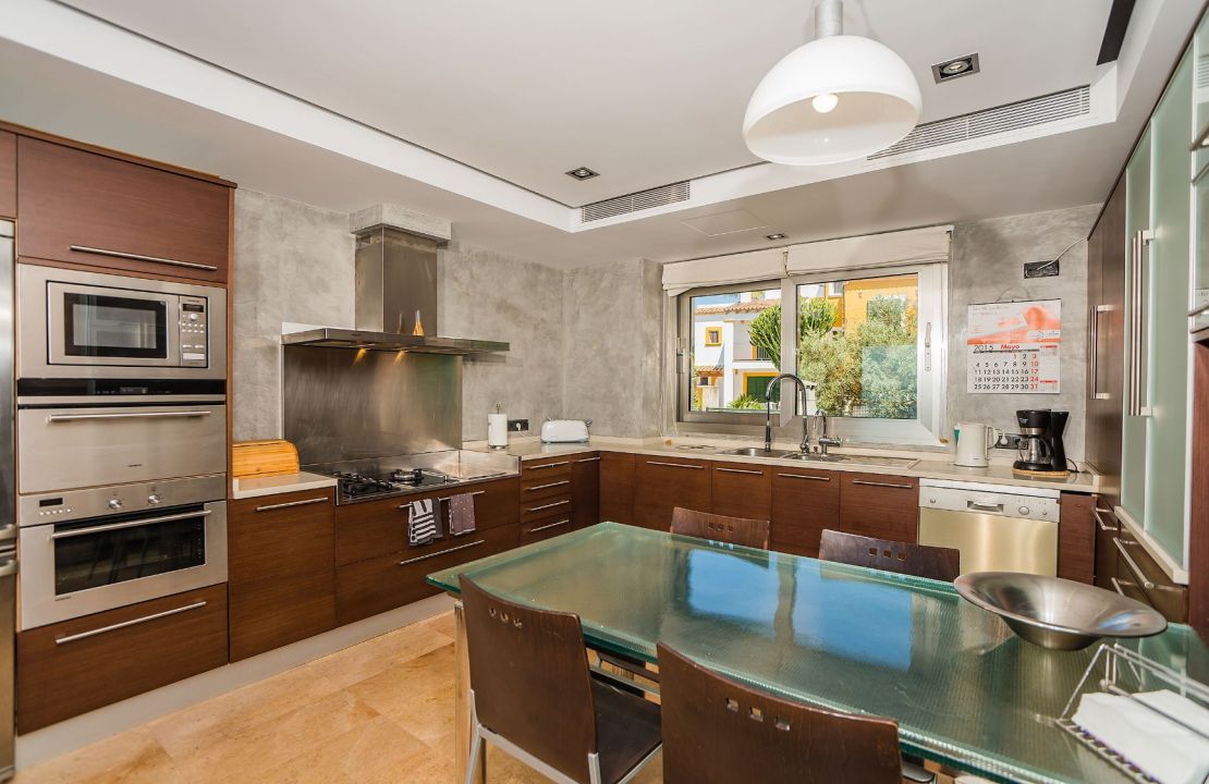 Luxus-Villa mit fantastischem Meerblick und Lizenz zur Ferienvermietung in Alcanada, Alcudia, Mallorca zu verkaufen