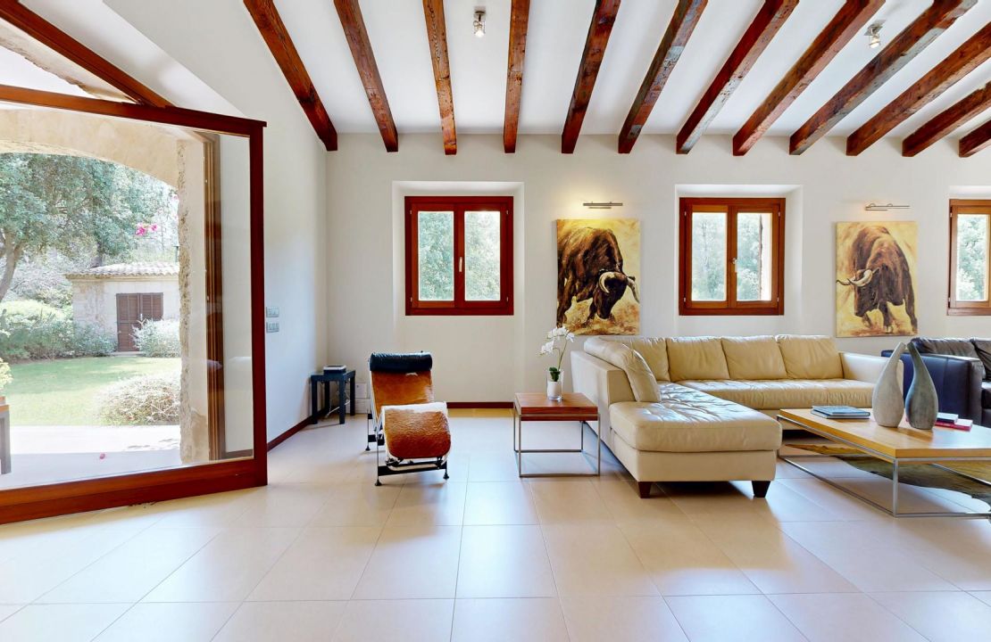 Traditional Elegance in the Countryside Near Pollensa with Holiday Rental License for 12 People for Sale