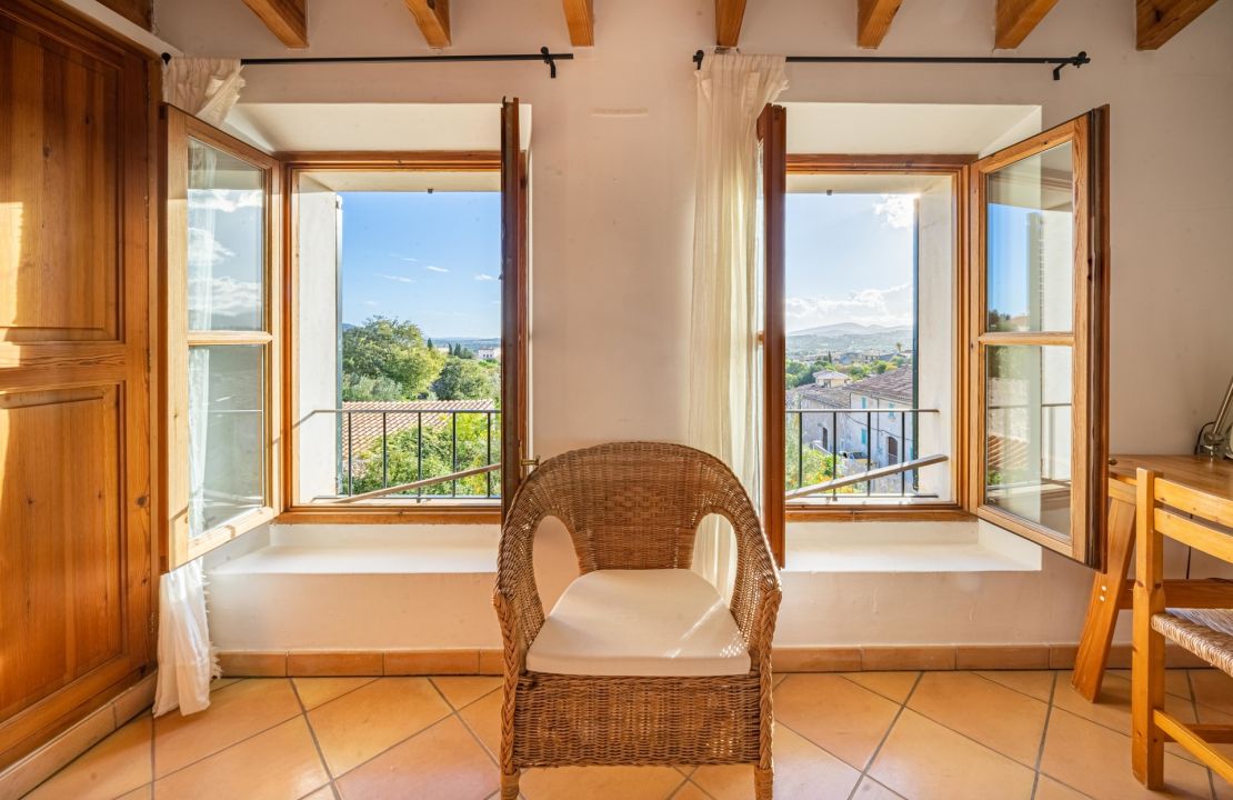 Manor house in Campanet, Mallorca with pool and garden with views