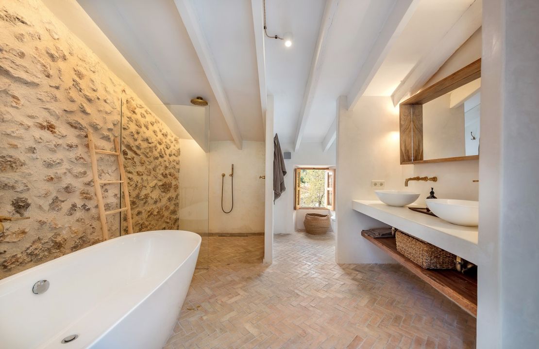 Beautifully restored townhouse with pool in Caimari